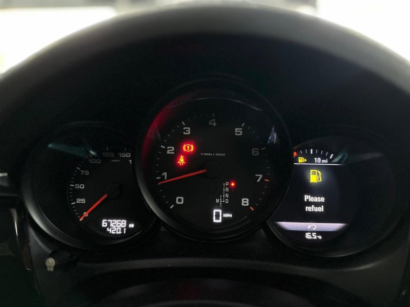 PORSCHE MACAN